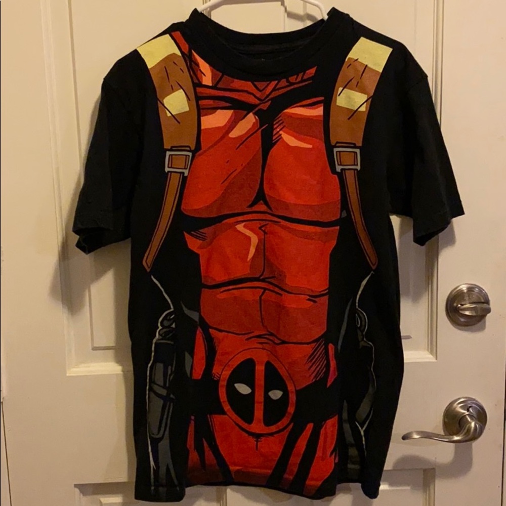 We love fine Deadpool Graphic T shirt size Medium